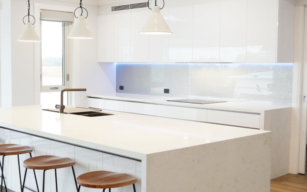 استفاده از رنگ کابینت پلی یورتان در آشپزخانه‌های امروزی