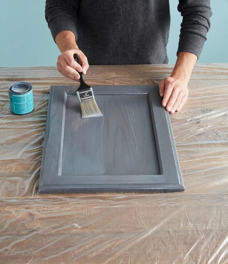 اجرای رنگ پلی یورتان چوب برروی کابینت